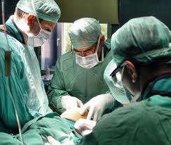 Cirujanos operando