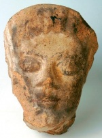 Acrotera en forma de cabeza de mujer. Sala de Arte Etrusco.